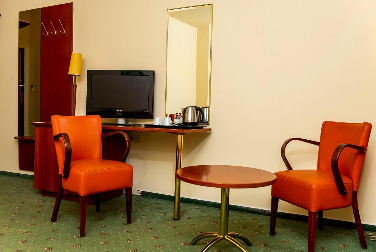 Gastland M0 Hotel & Conference Center Szigetszentmiklos Bagian luar foto