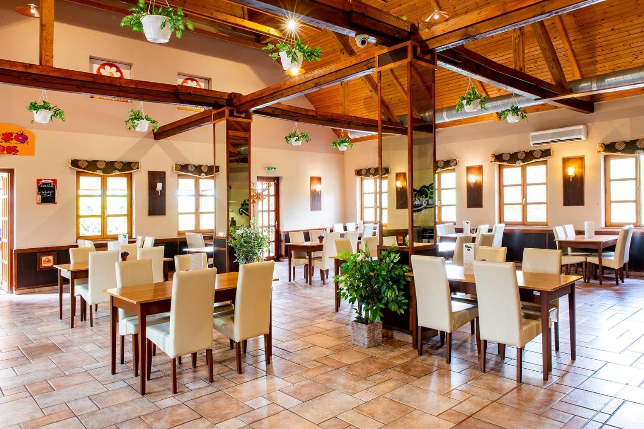Gastland M0 Hotel & Conference Center Szigetszentmiklos Bagian luar foto