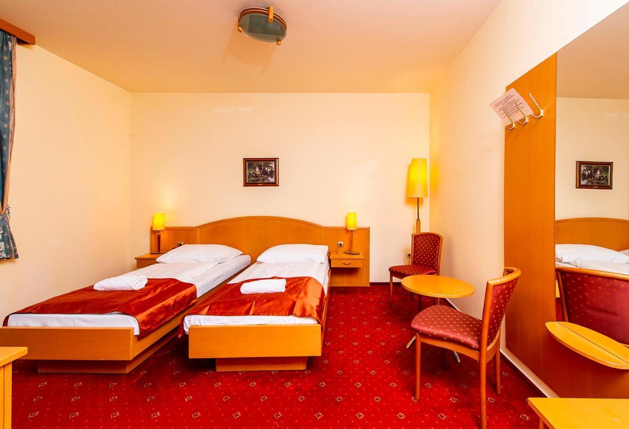 Gastland M0 Hotel & Conference Center Szigetszentmiklos Bagian luar foto