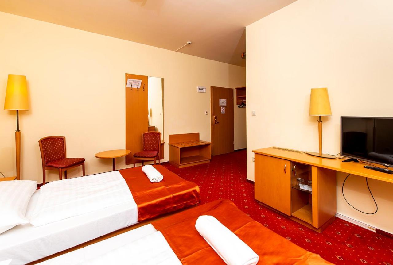 Gastland M0 Hotel & Conference Center Szigetszentmiklos Bagian luar foto