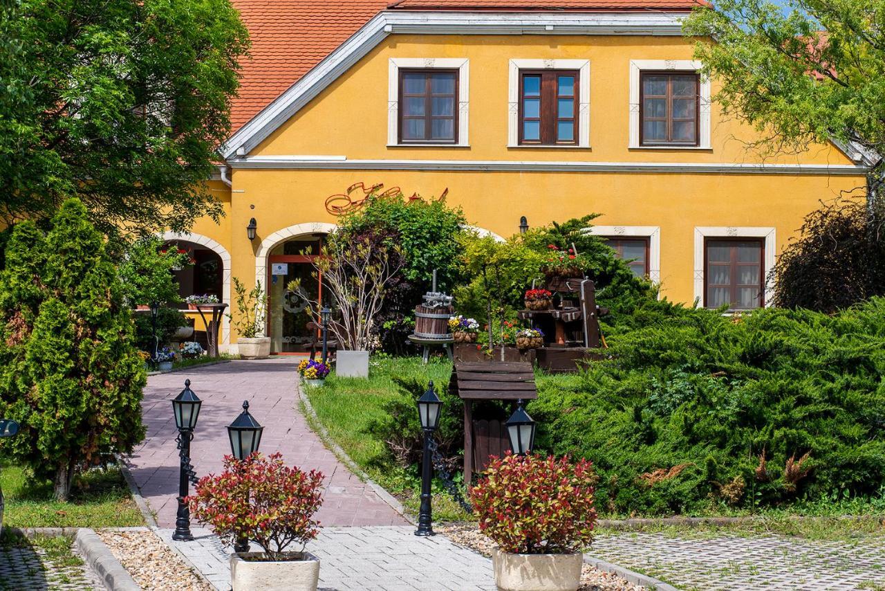 Gastland M0 Hotel & Conference Center Szigetszentmiklos Bagian luar foto
