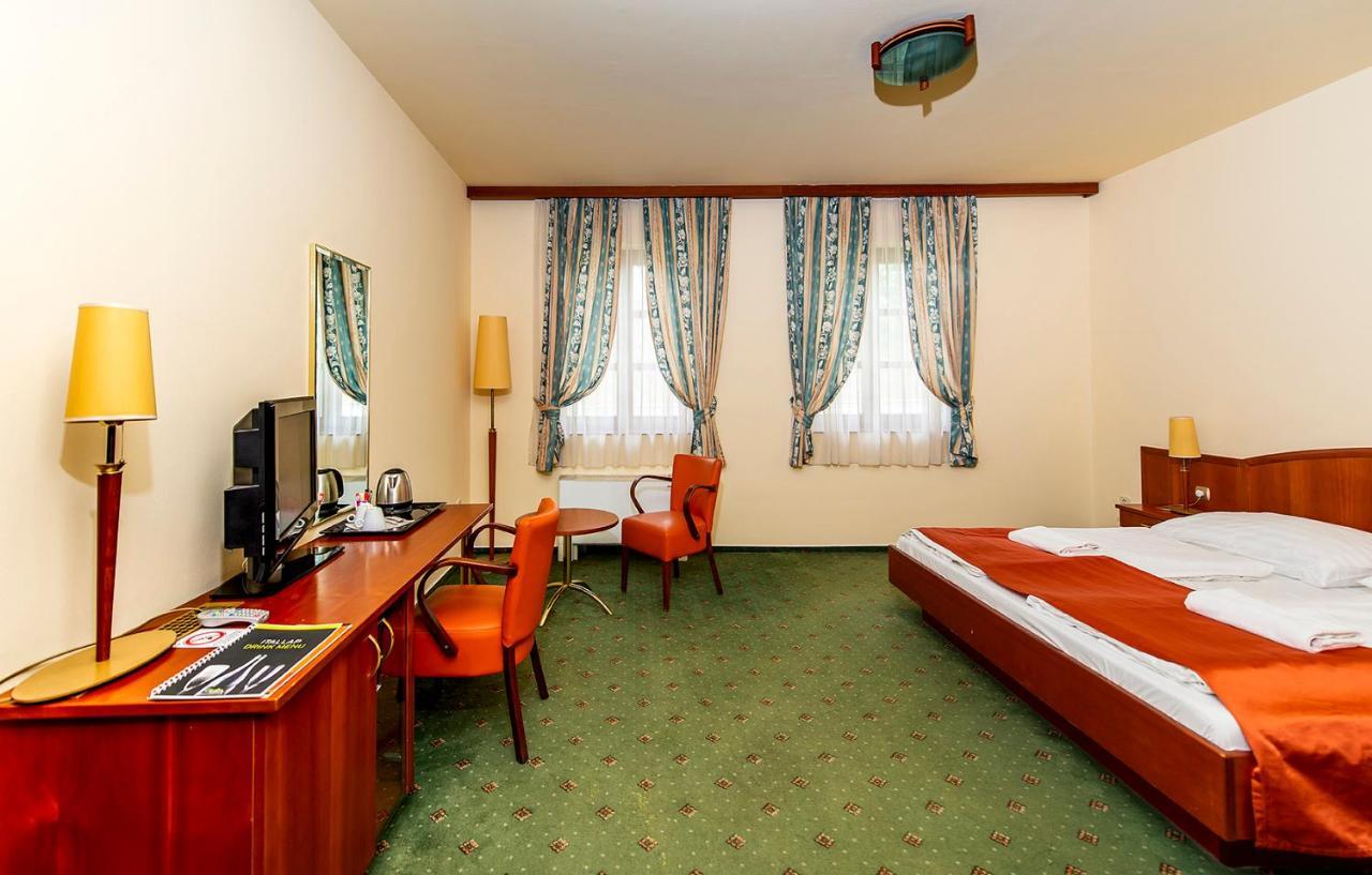 Gastland M0 Hotel & Conference Center Szigetszentmiklos Bagian luar foto