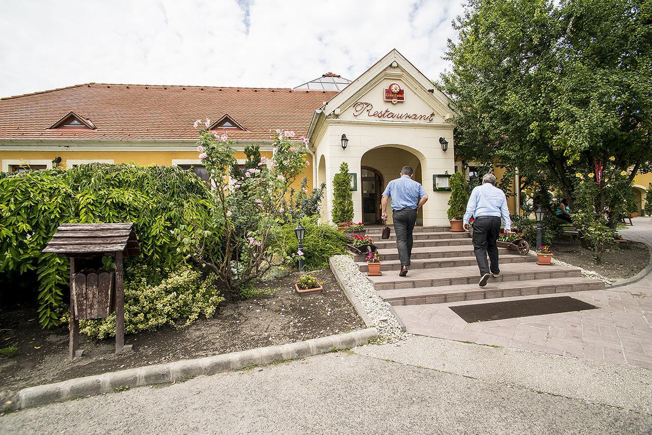Gastland M0 Hotel & Conference Center Szigetszentmiklos Bagian luar foto