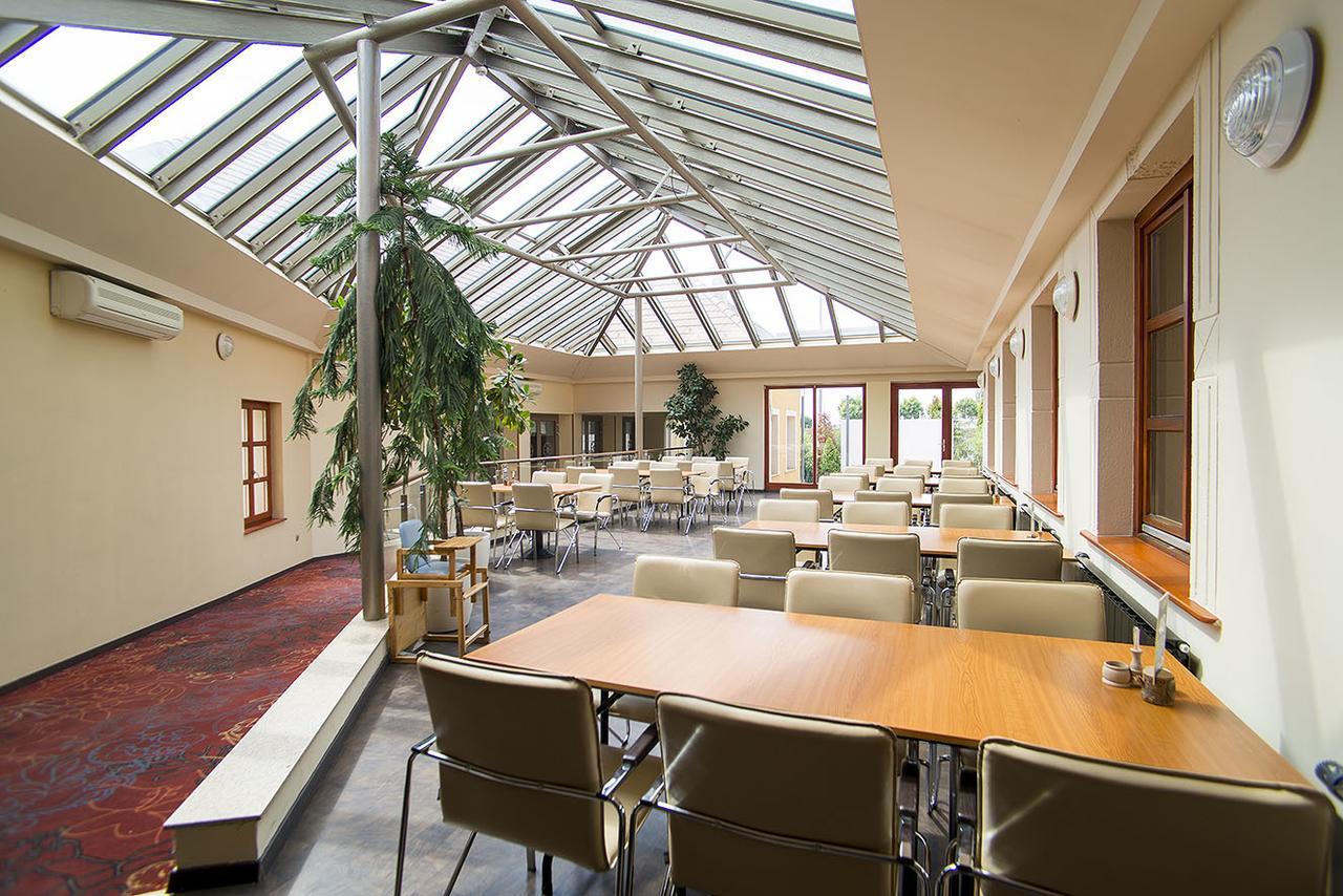 Gastland M0 Hotel & Conference Center Szigetszentmiklos Bagian luar foto